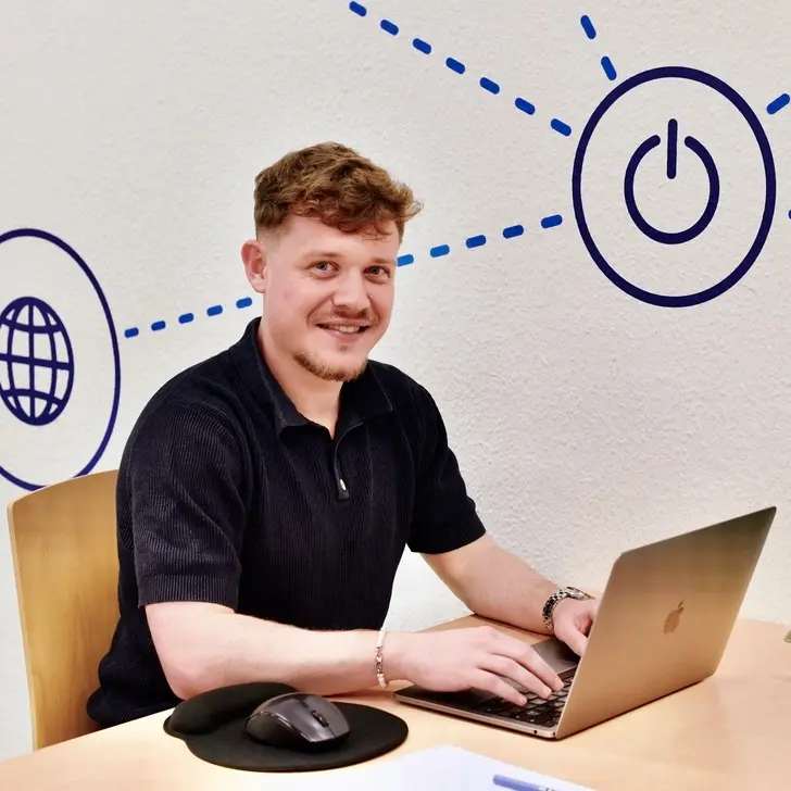 Nicolas qui anime une session de formation Power BI réalisée en présentiel pour des débutants