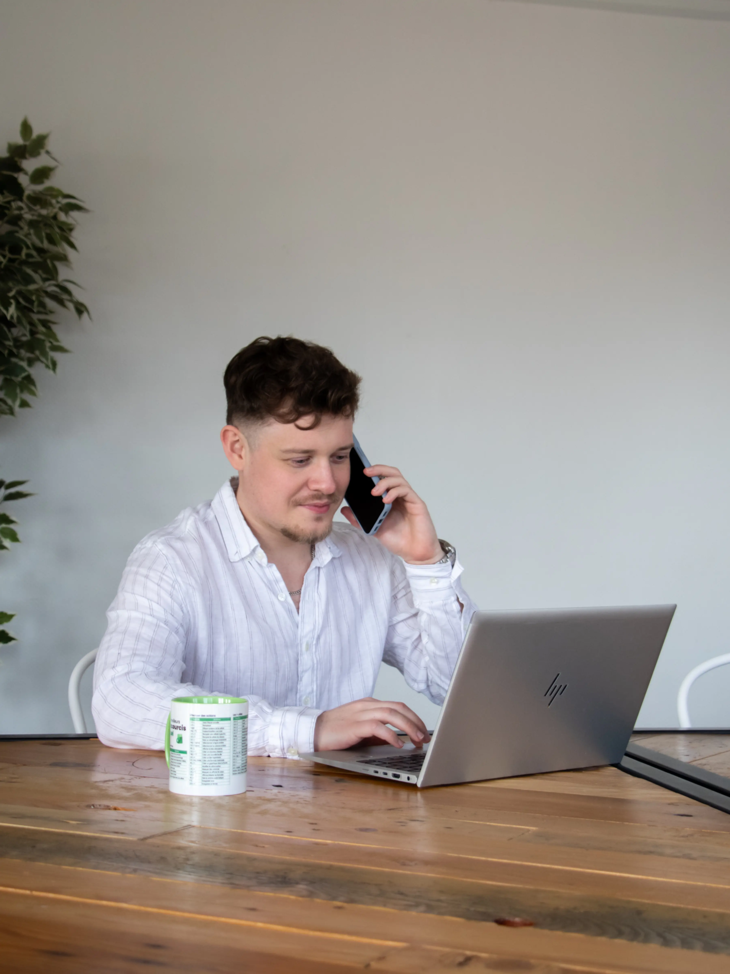 photographie de Nicolas PARENT, en plein appel d'analyse des besoins pour une solution d'intégration Power BI dans une entreprise
